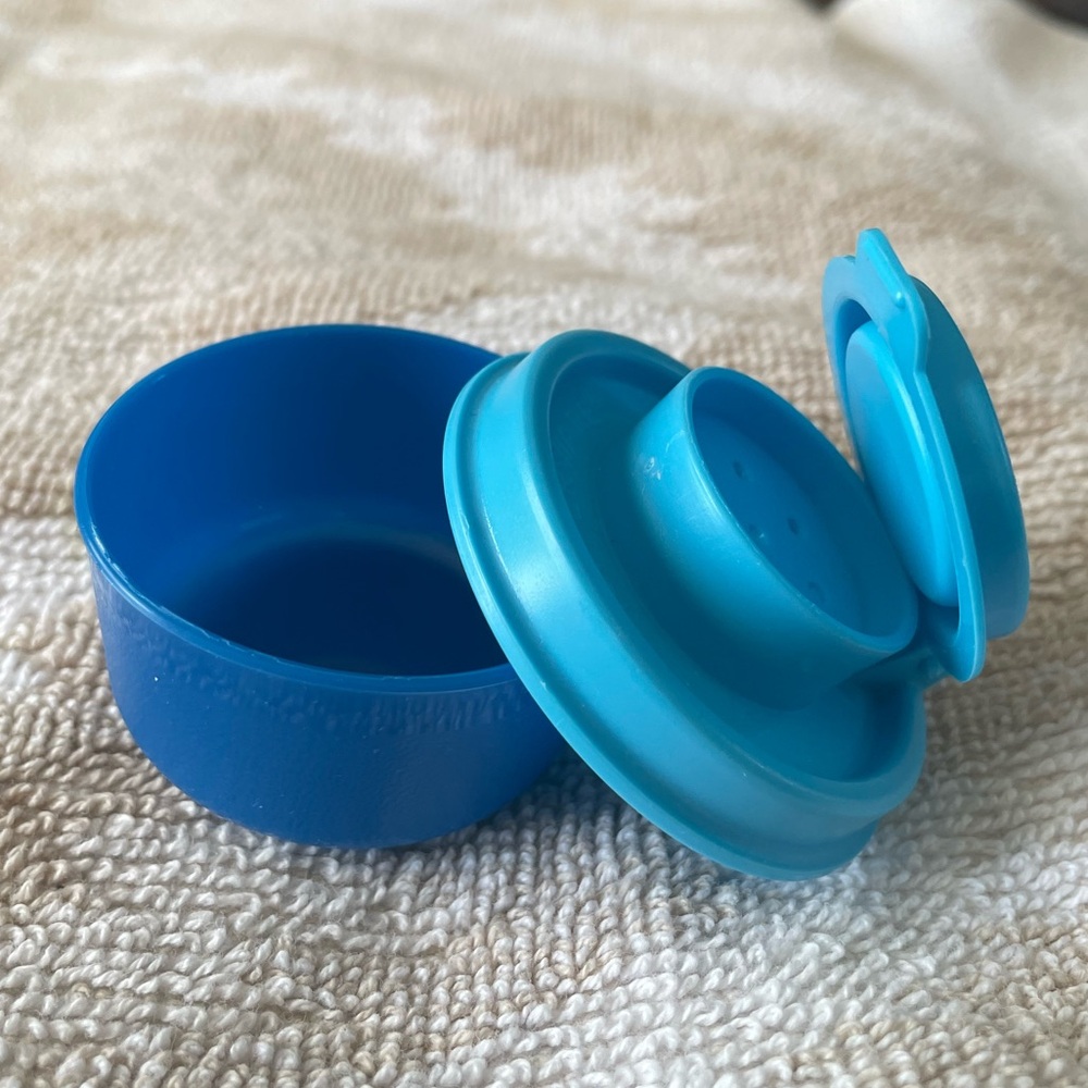 Tupperware Smidget salt or pepper shaker, NWOT